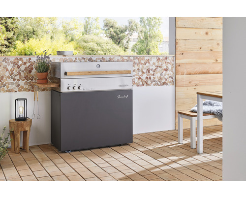 Buitenruimte met grillstation, grillbestek en houten tafel