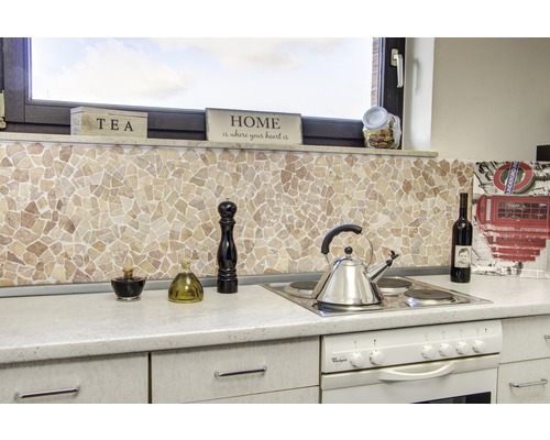 Keukenscène met tegelwand, kookgerei en decoraties