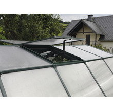 Detailopname van een kas met een open dakraam voor ventilatie