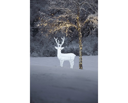 Verlichte decoratie met rendierfiguur en boom in besneeuwde buitenruimte