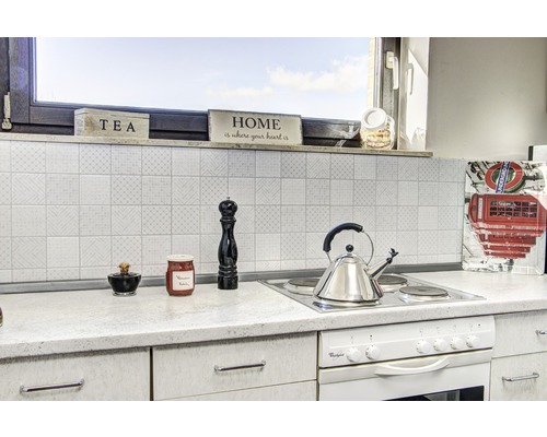 Keukenscène met keukengerei op het aanrecht