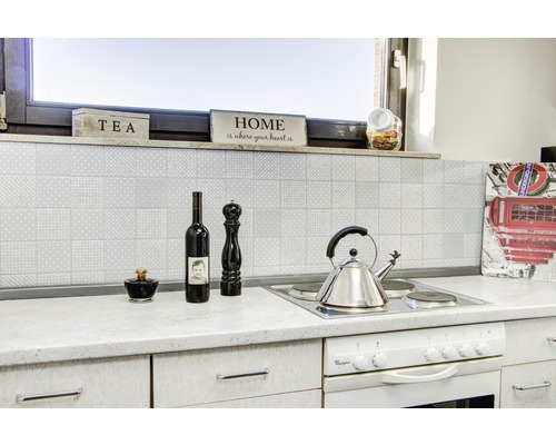 Keukenscène met kookplaat, waterkoker en decoraties op het aanrecht