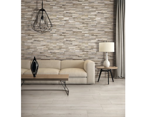 Lichte woonkamer met bank, tafel en wandbekleding in houtlook.