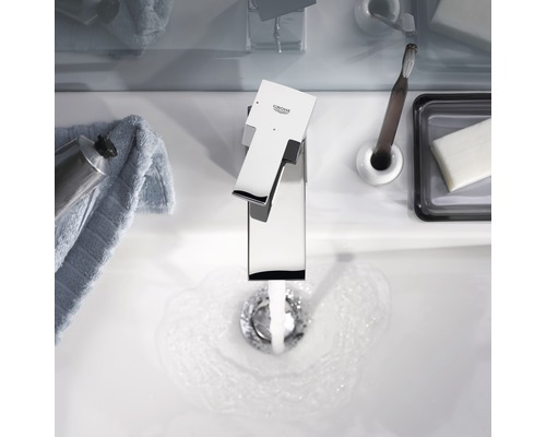 Foto van een wastafel met een Grohe kraan waar water uit stroomt