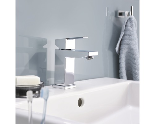 Moderne badkamer met een verchroomde wastafelmengkraan op een witte wastafel