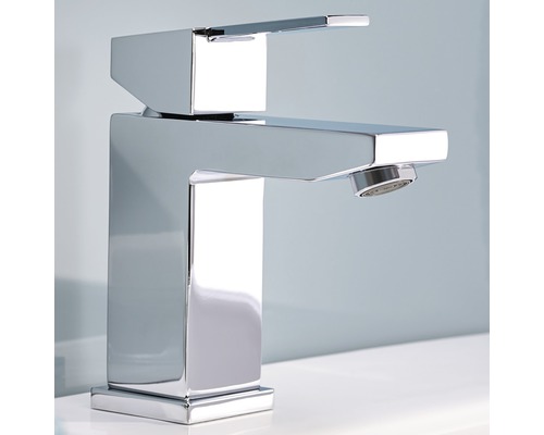 Verchroomde wastafelmengkraan met hoekig ontwerp