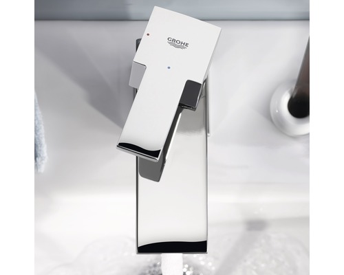 Moderne kraan in de badkamer met Grohe logo