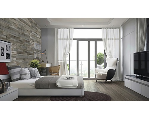 Slaapkamer met bed, bureau, fauteuil en televisie