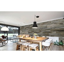 Woonkamer met houten wandpanelen, eettafel, stoelen en woongedeelte
