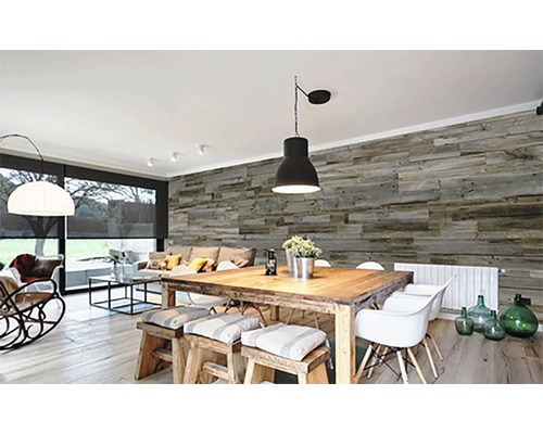 Woonkamer met houten wandpanelen, eettafel, stoelen en woongedeelte