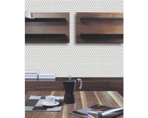 Scene met witte mozaïektegels op de muur, planken en houten tafel