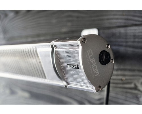 Close-up van een gemonteerde, zilverkleurige verwarmingslamp met schakelaar en bedrijfslogo