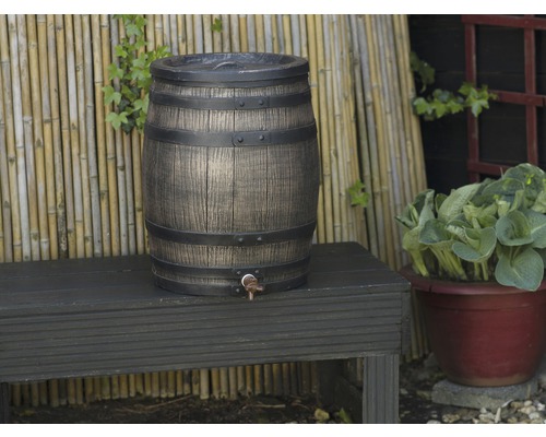 Regenton in houten vatoptiek op een bank in de tuin