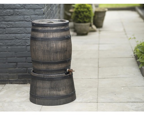 Regenton in houtlook met kraan in de tuin