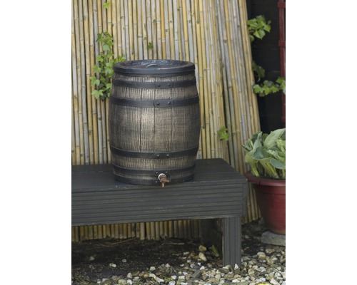 Regenton in houtlook met kraan op een bank voor een bamboehek