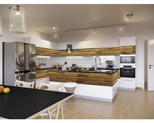 Lichte keuken met kookeiland, apparaten en houten elementen