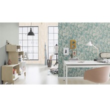 Lichte studeerkamer met bloemenbehang, bureau en rekken