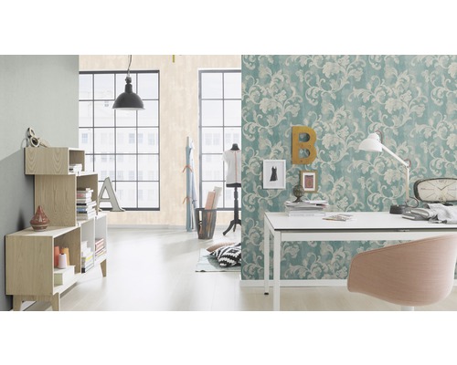 Lichte studeerkamer met bloemenbehang, bureau en rekken