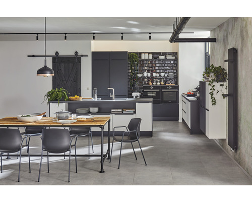 Lichte keuken met eettafel, stoelen, kitchenette en decoratie