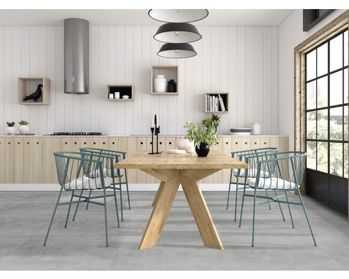 Lichte keuken met houten tafel, stoelen en keukengerei