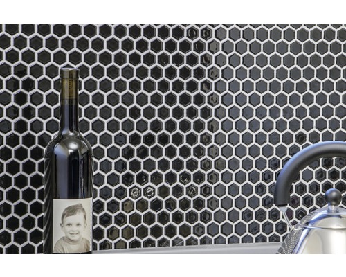 Wanddecoratie met mozaïektegels in zeshoekvorm als tegelspiegel