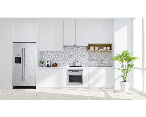 Lichte keuken met keukenkasten, koelkast, fornuis, gootsteen en kamerplant