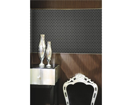 Scene met zeshoekige mozaïektegels op de muur, gecombineerd met een bijzettafel en een stoel