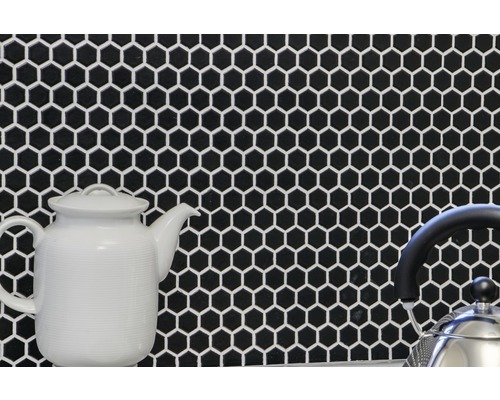 Wanddecoratie met mozaïektegels in zeshoekige vorm en theepotten