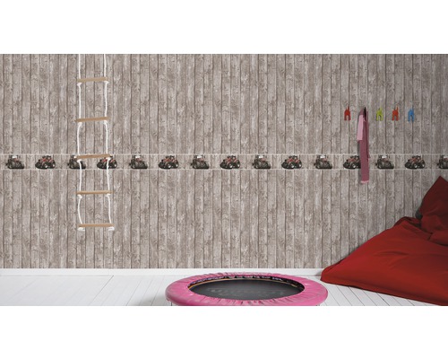 Kinderkamer met houtlook behang en tractorrand, touwladder en rode zitzak