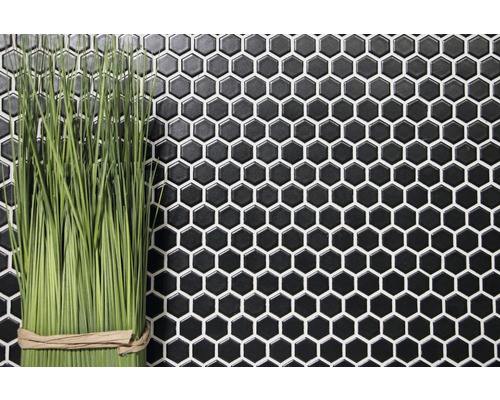 Wand met zeshoekige mozaïektegels en decoratie