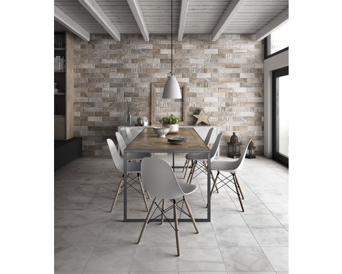 Lichte eetkamer met steenbehang, houten tafel en moderne stoelen