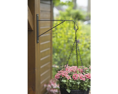 Bloemenhanger met hangende bloemenmand aan houten paal