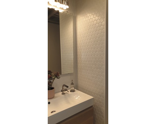 Badkamer met wastafel, spiegel en zeshoekige tegels