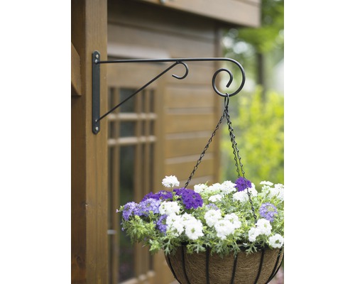 Bloemenmand met beugel aan een houten muur