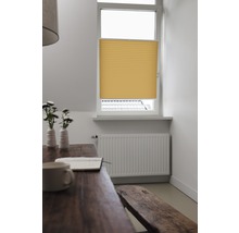 Geel plisségordijn voor het raam in een lichte kamer.