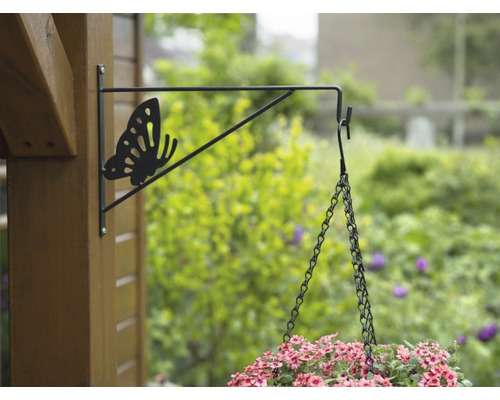 Hangplantenhouder met vlinder aan houten paal