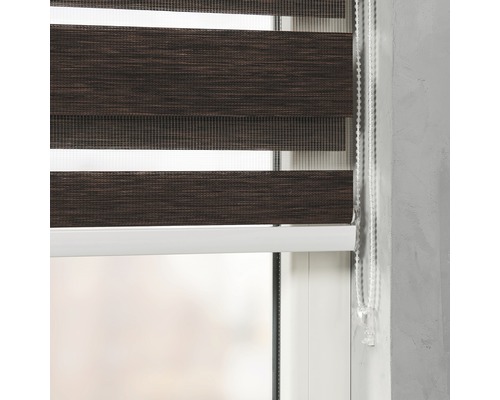 Detailopname van een bruin rolgordijn met dubbele laag aan het venster met bedieningsketting