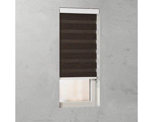 Raam met bruin duo rolgordijn voor verduistering