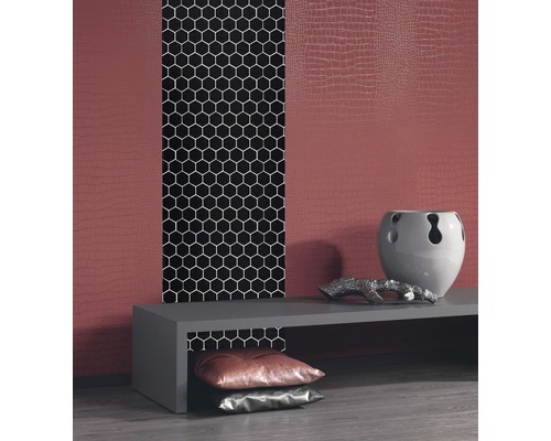 Kameroverzicht met wandbehang in krokodillenleerlook en decoratieve elementen