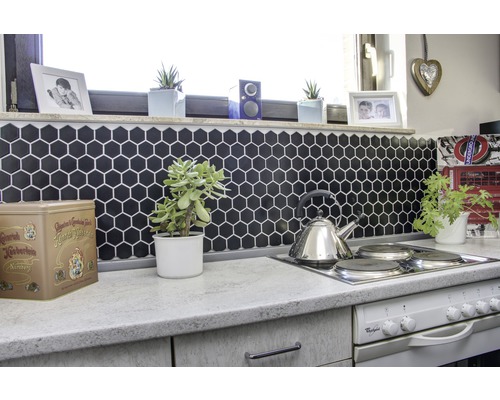 Keukenscène met zeshoekige tegels, theepot en kamerplanten