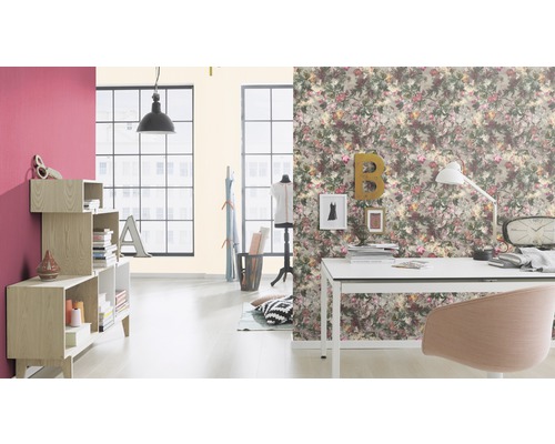 Decoratieve werkkamer met bloemenbehang, bureau en plank