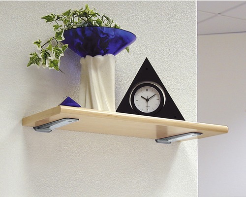 Wandplank met decoratieve elementen en driehoekige klok aan de muur