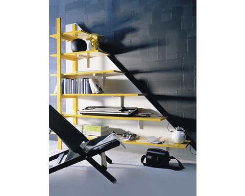 Gele kast met verschillende items in een kamer.