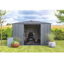 Tuinhuis met grasmaaier, tuingereedschap en planten