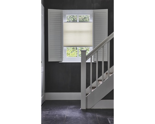 Interieur met trap, raam met luiken en plisségordijn