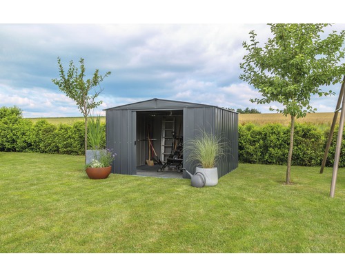 Tuinscene met metalen tuinhuis, tuingereedschap, ladder en planten