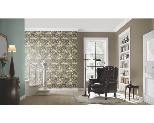 Woonkamer met bloemenbehang, fauteuil en boekenkast voor een stijlvol interieur