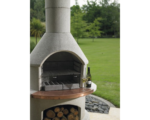 Gemetselde tuingrill met rooster en houtvak