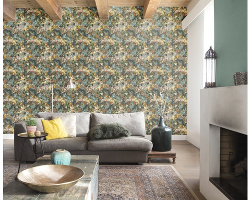 Woonkamer met bloemmotief behang, bank en tapijt.