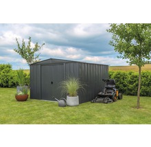 Tuin met gereedschapsschuur, gazontractor, gieter en planten